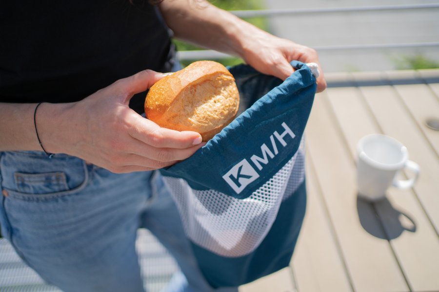 Statt Papiertüte kommen unsere Brötchen in der Mittagspause in den nachhaltigen KMH-Beutel.