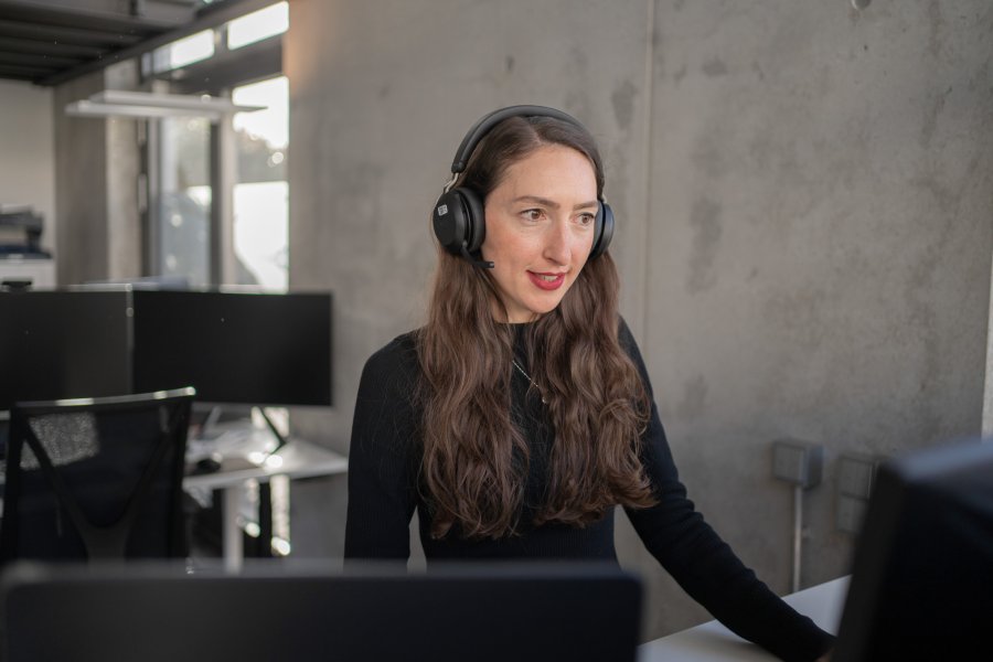 KMH Mitarbeiter im Erstgespräch zu Datentransparenz in der Energiebranche