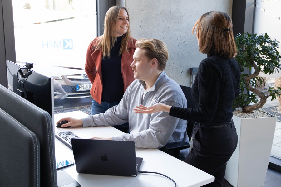 KMH Mitarbeiter konzipieren transparente Lösungen für Energieversorger und Stadtwerke