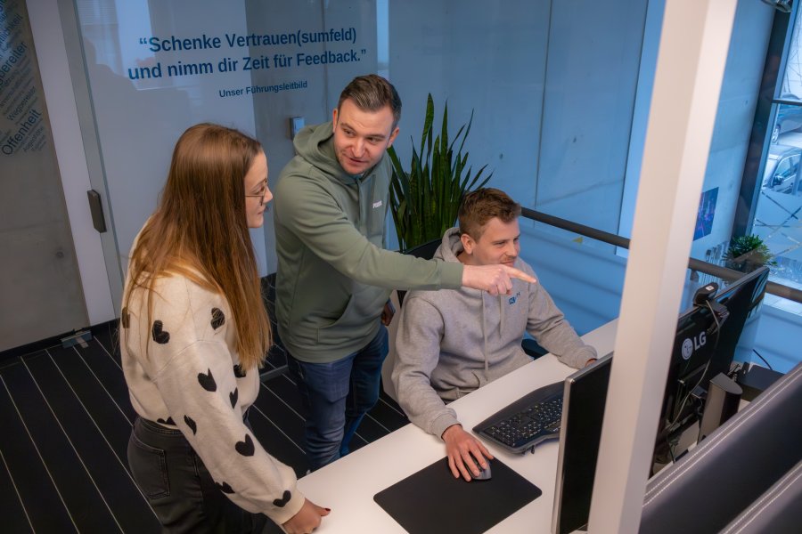 KMH Mitarbeiter konzipieren Roadmap für transparente Daten in der Energiebranche