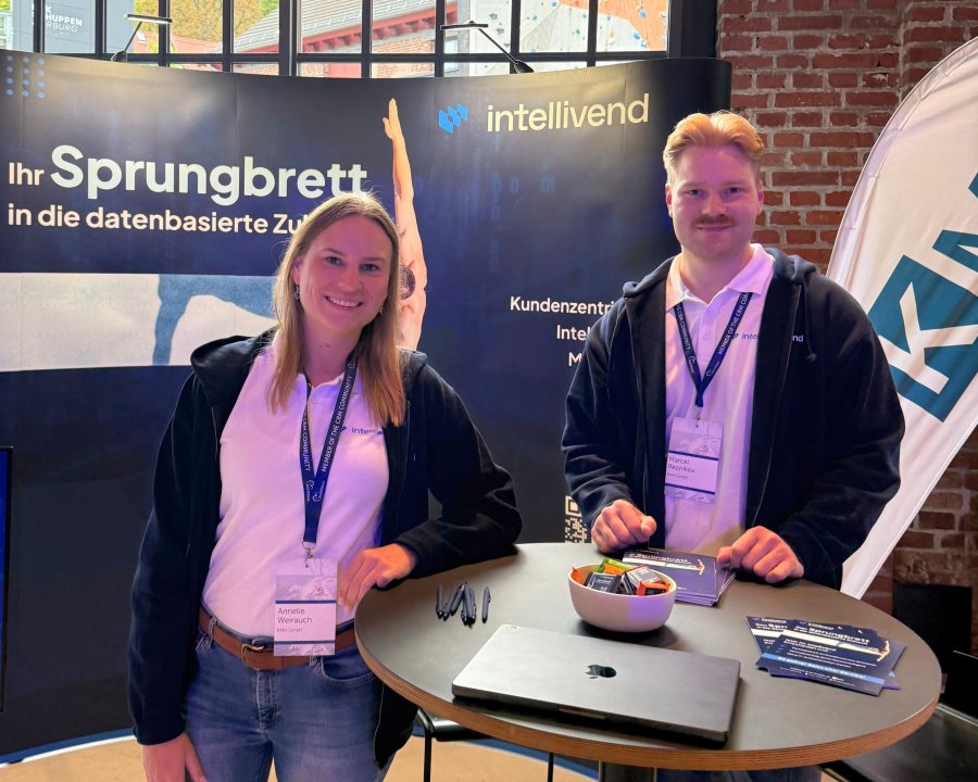 Annelie und Marcel für die KMH GmbH beim CRM-Kongress