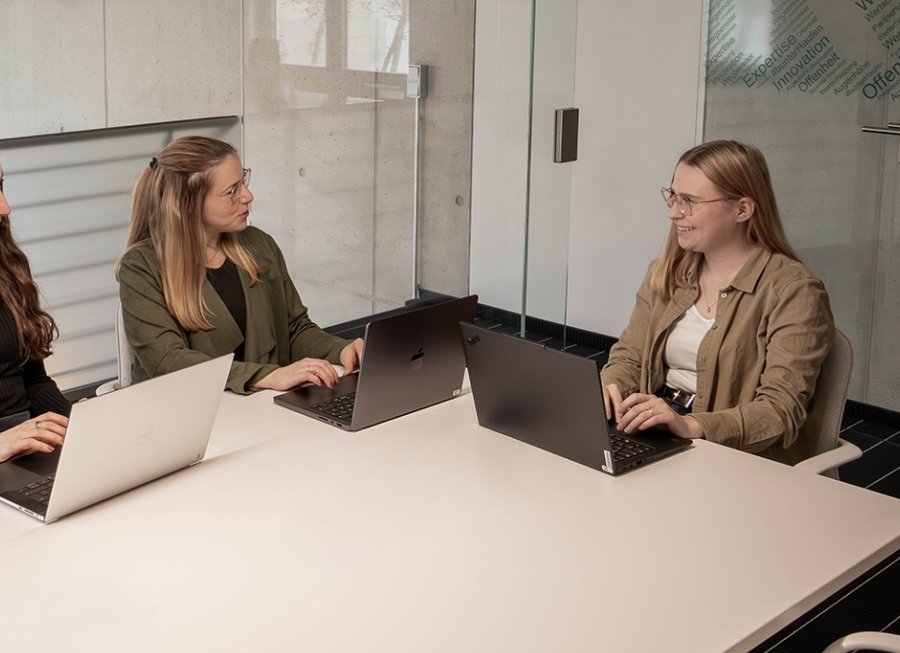 KMH MItarbeiter beraten Energieversorger und Stadtwerke