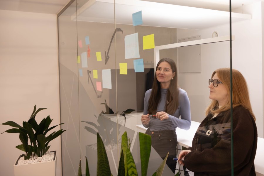 KMH Mitarbeiter im Austausch zu einem Kundenprojekt eines Stadtwerks