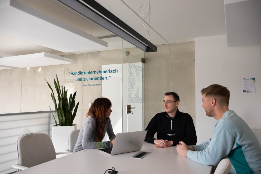 KMH Mitarbeiter helfen Ernegierversorger Kunden zu binden und Kosten zu senken