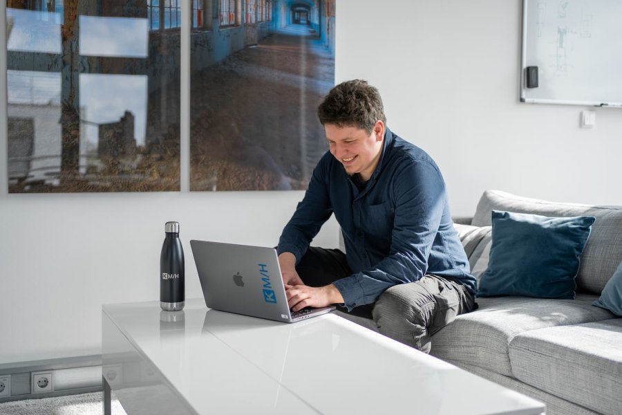 Onboarding: Leon probiert sein neues Macbook aus